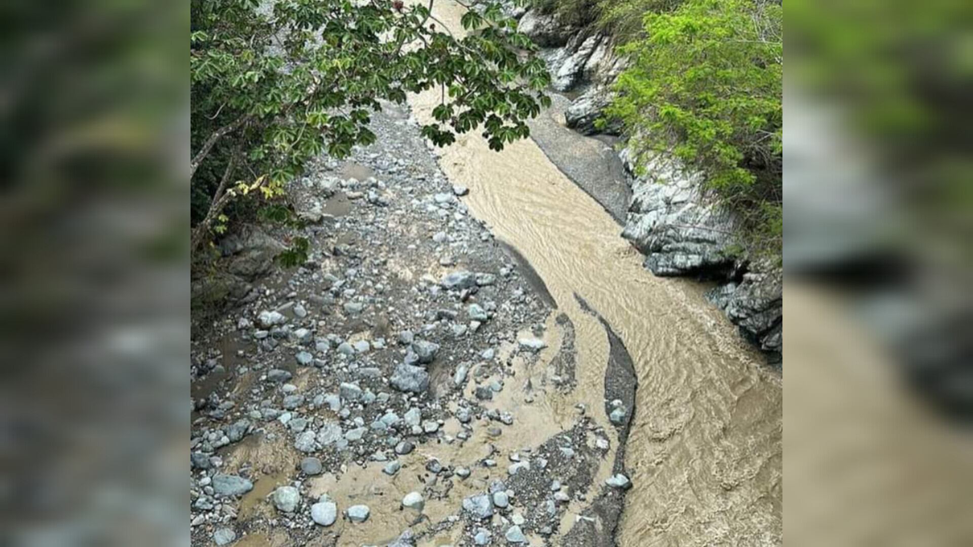 Movimiento en masa sobre Río Pozo en La Merced, Caldas, podría afectar a comunidad; autoridades ordenarían evacuación en la zona.