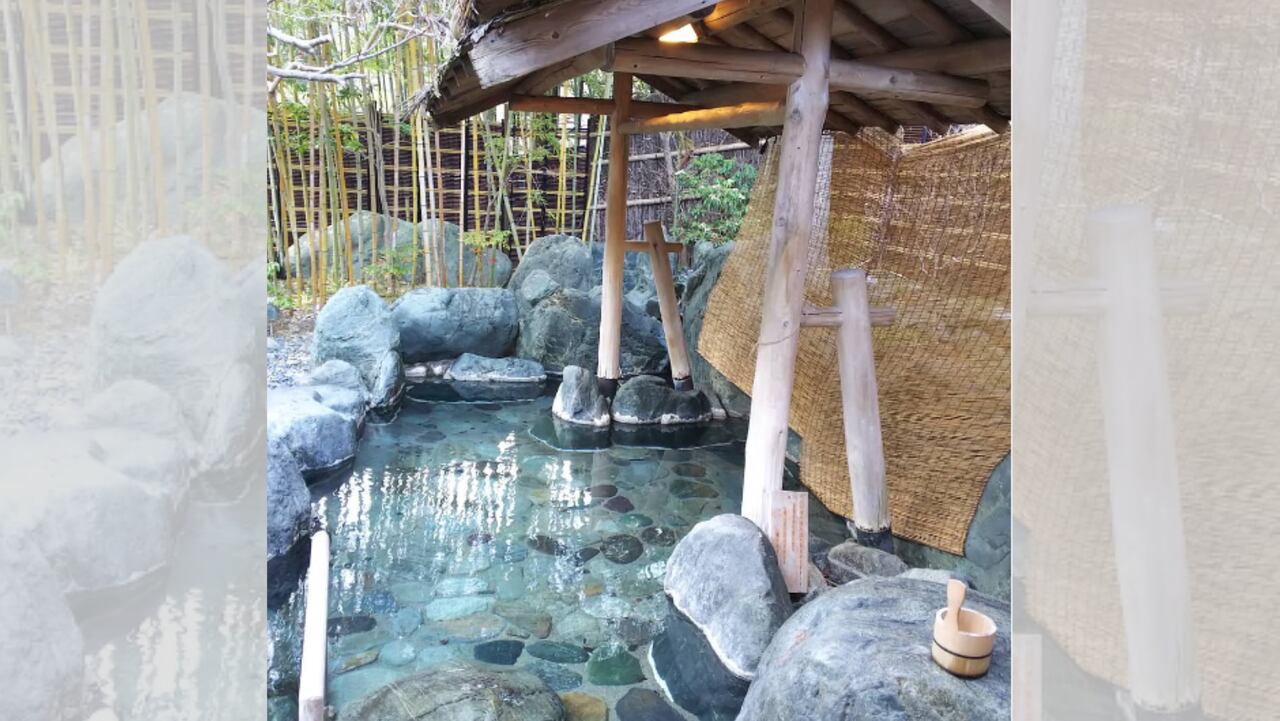 Su principal atractivo son sus aguas termales calentadas de forma natural, conocidas como ‘onsen’