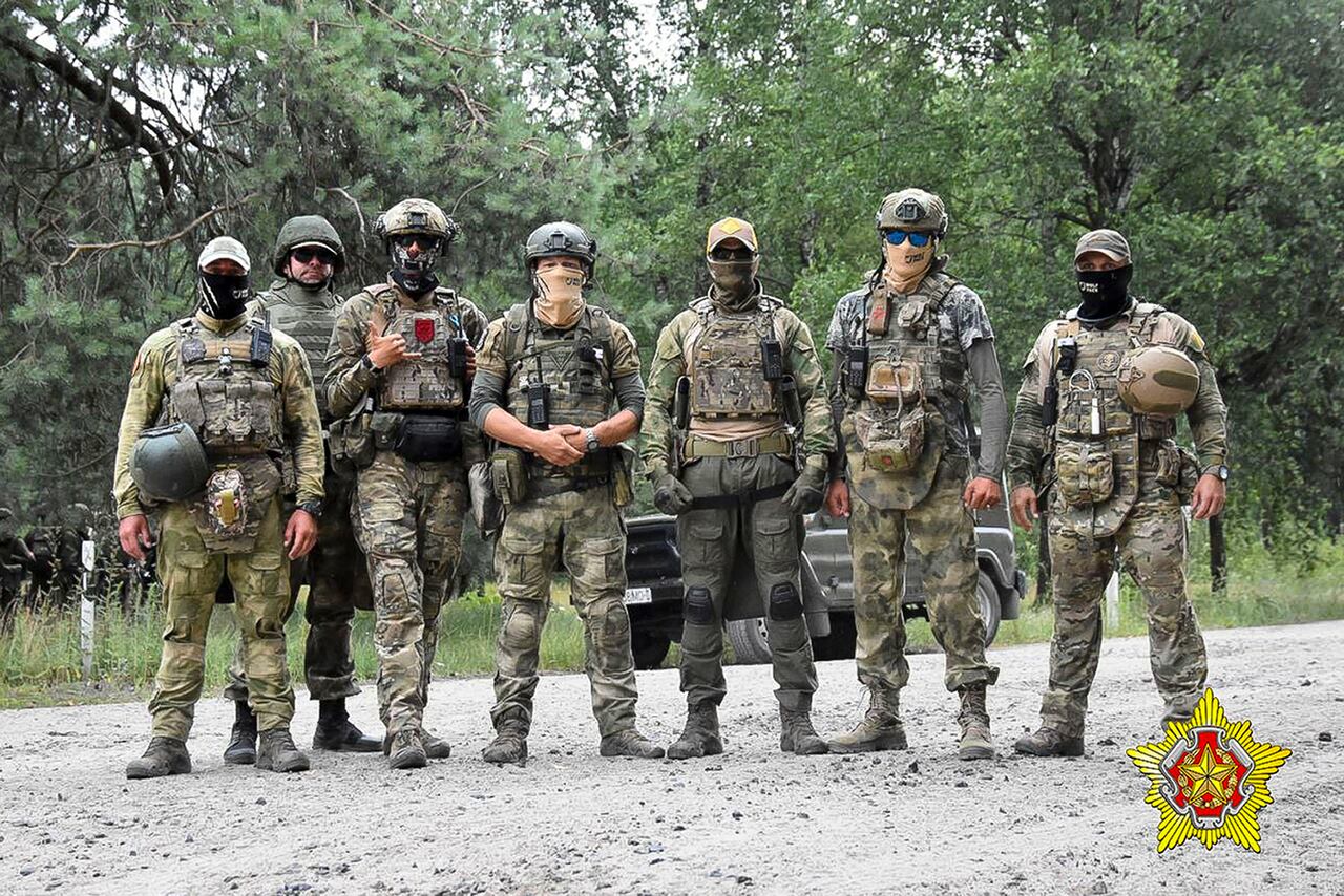 En una imagen difundida por el Ministerio Bielorruso de Defensa el jueves 20 de julio de 2023, soldados bielorrusos de las Fuerzas de Operaciones Especiales posan al lado de mercenarios del Grupo Wagner cerca de la ciudad fronteriza de Brest, Bielorrusia. (Ministerio Bielorruso de Defensa vía AP, archivo)