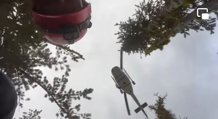 Los rescatistas indicaron que debido a que la situación implicaba un gran riesgo de caída para quienes tomaran parte de la operación, se requirió el apoyo del helicóptero