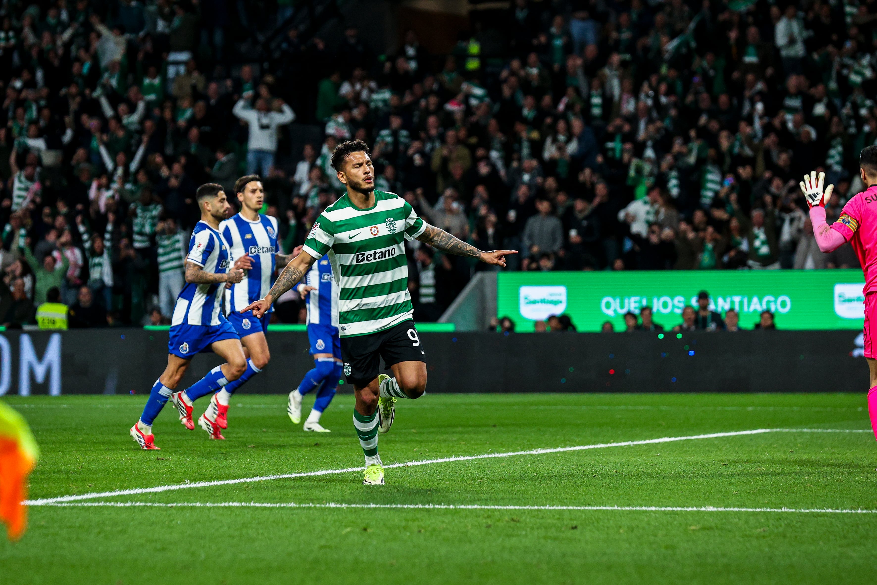 Luis Javier Suárez alcanzó la línea de los 30 goles con Sporting de Lisboa ante Porto