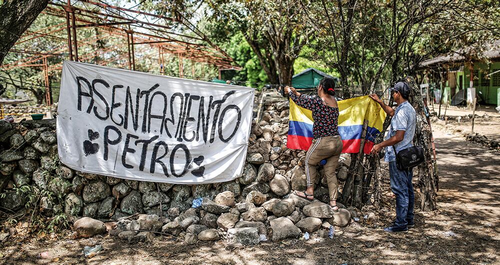  La Defensoría del Pueblo ha advertido que grupos al margen de la ley están utilizando a ciudadanos para ocupar predios. Luego, esos terrenos son vendidos.