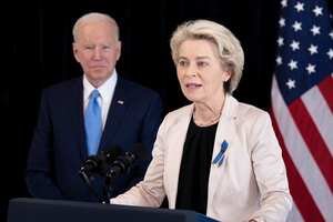 El presidente de los Estados Unidos, Joe Biden, escucha mientras la presidenta de la Comisión Europea, Ursula von der Leyen, hace una declaración sobre Rusia en la residencia del Jefe de Misión de los Estados Unidos en Bruselas, el 25 de marzo de 2022. (Photo by Brendan Smialowski / AFP)