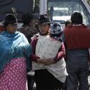 Familias de indígenas en Ecuador bloquean las vías de la ciudad de Quito