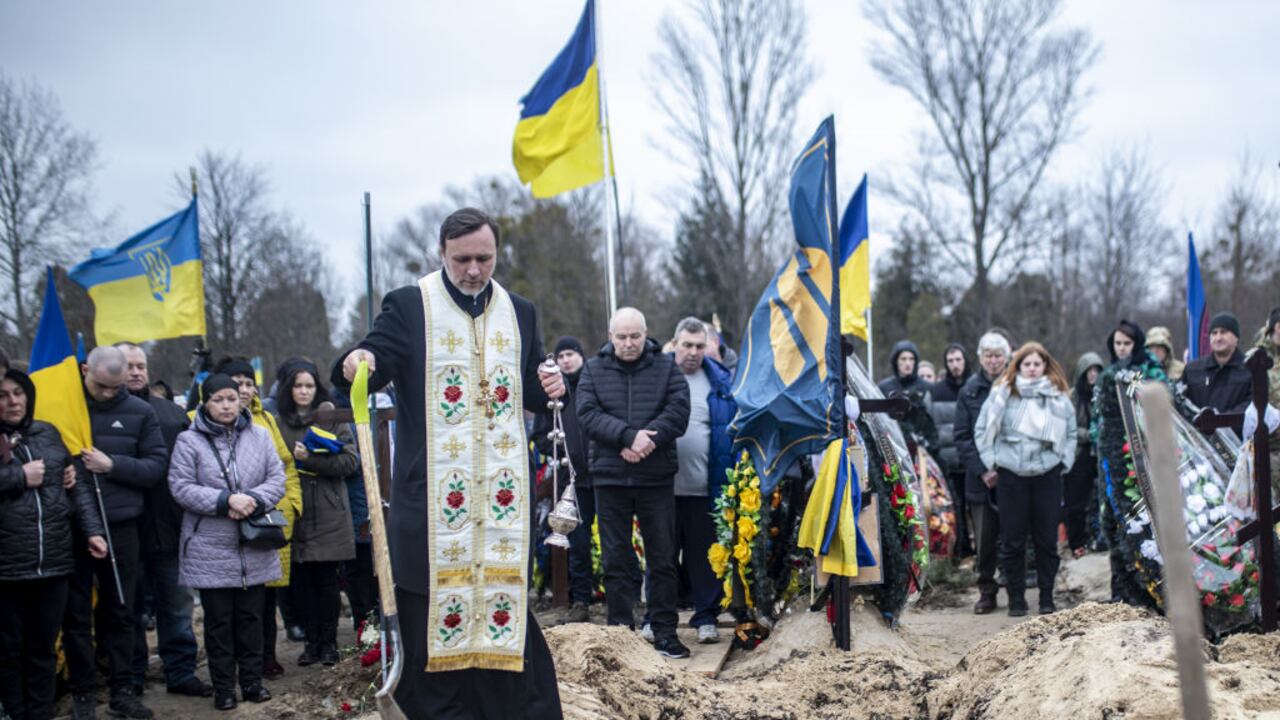 La gente baja el ataúd del militar ucraniano Andriy Truhan, de 20 años, quien murió mientras realizaba una operación de combate en Avdiyevka, mientras continúa la guerra entre Rusia y Ucrania en Kiev, Ucrania, el 23 de febrero de 2024. Una despedida La ceremonia para Truhan se celebró frente a la casa de su familia en Gorenka, antes de llevarlo al cementerio de Pushcha-Voditsa para su entierro. El sábado 24 de febrero de 2024 se cumple el segundo aniversario de la guerra entre Rusia y Ucrania. (Foto de Gian Marco Benedetto/Anadolu vía Getty Images)