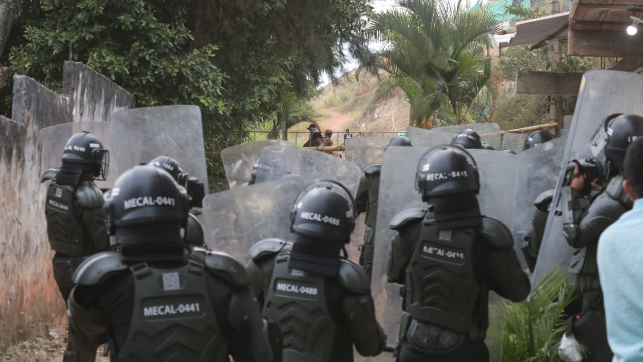 Invasores de predio en Cali se enfrentaron con la fuerza pública; hay un policía y un civil heridos.
