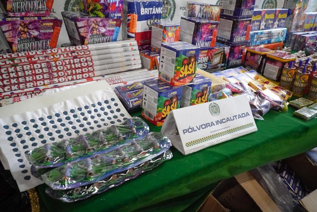 La Policía Metropolitana de Bogotá confirmó que en un operativo adelantado en el centro de la ciudad se logró la incautación de más de 600 kilos de pólvora que iban a ser comercializadas en esta temporada de Navidad y Año Nuevo.