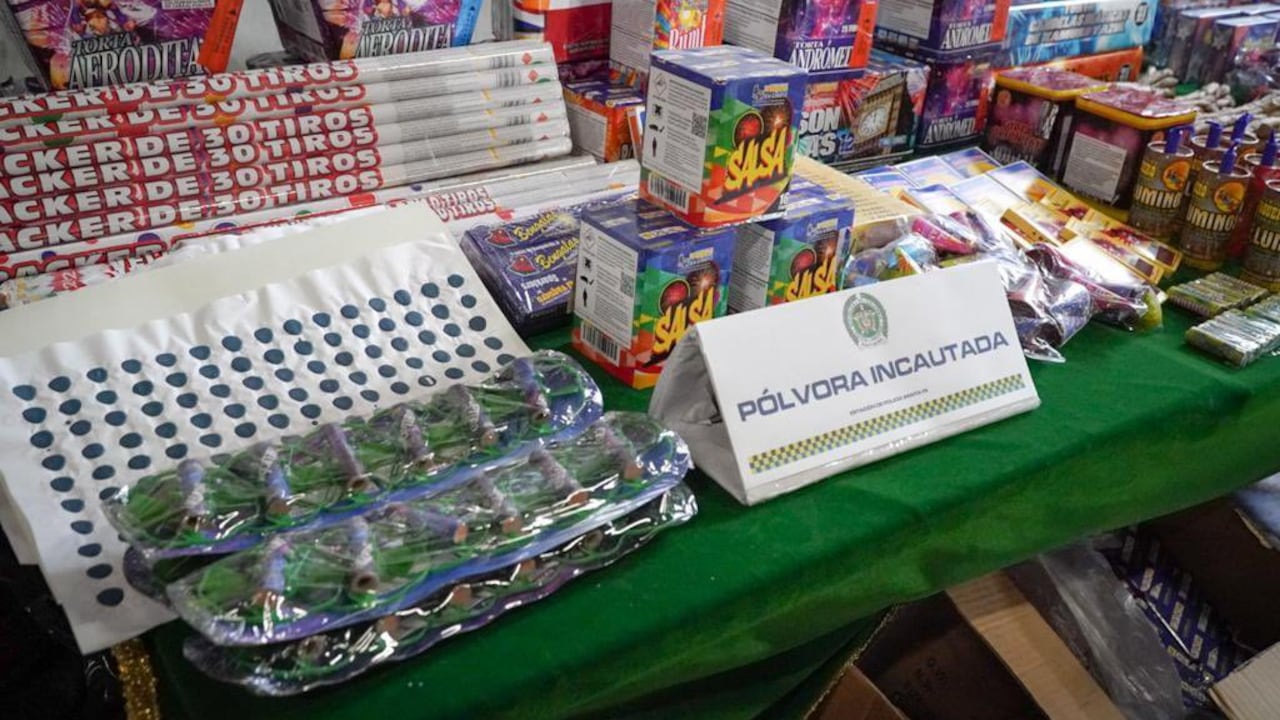 La Policía Metropolitana de Bogotá confirmó que en un operativo adelantado en el centro de la ciudad se logró la incautación de más de 600 kilos de pólvora que iban a ser comercializadas en esta temporada de Navidad y Año Nuevo.