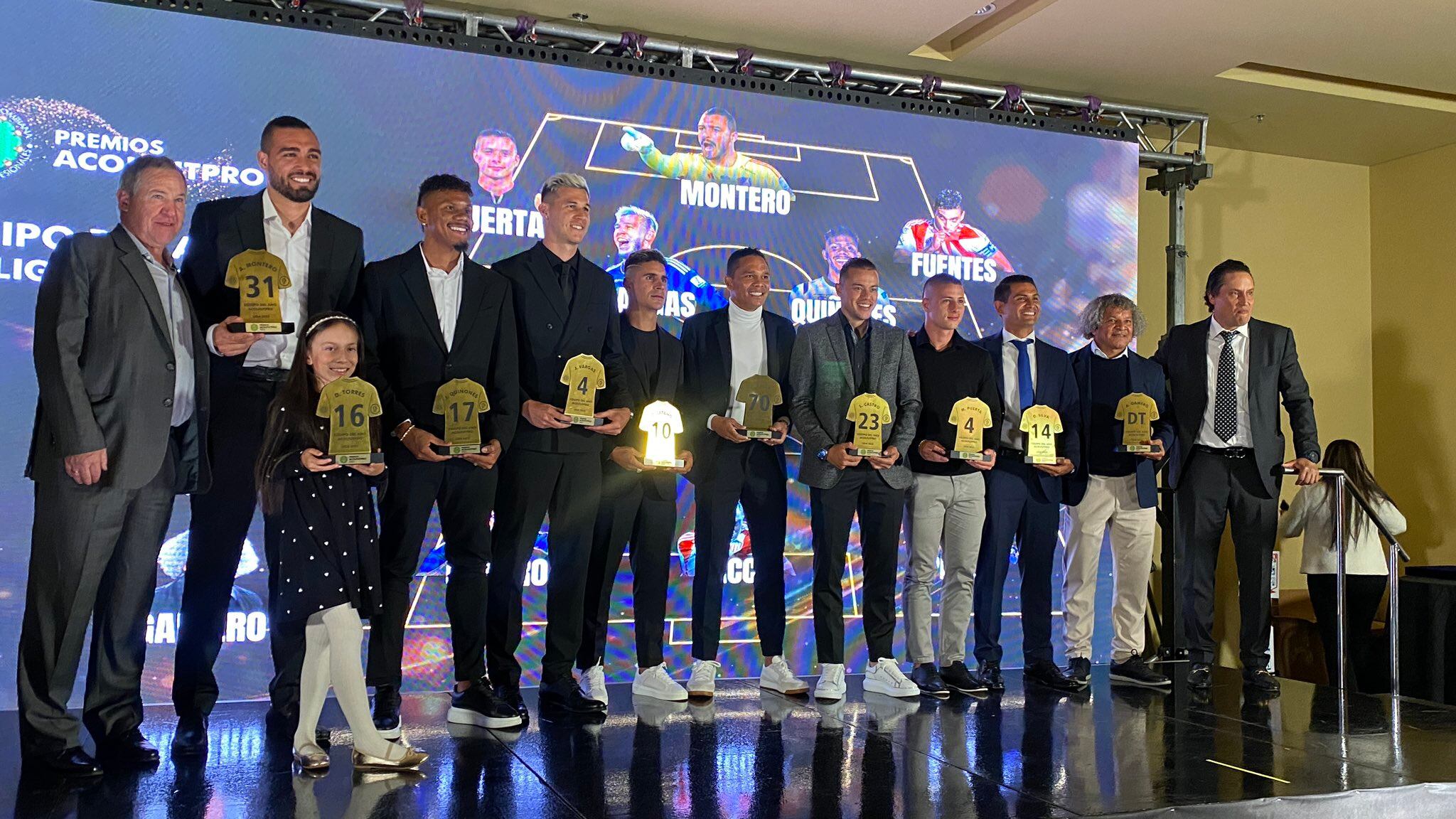 Los jugadores posan a su premio por estar en el 11 ideal de Acolfutpro.