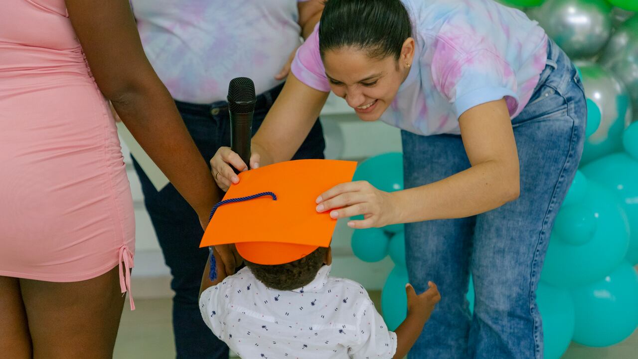 El cuidado que debe tener una madre para proteger a su bebé desde el embarazo, una vez la prueba de VIH sale positiva, es iniciar inmediatamente el tratamiento antirretroviral.