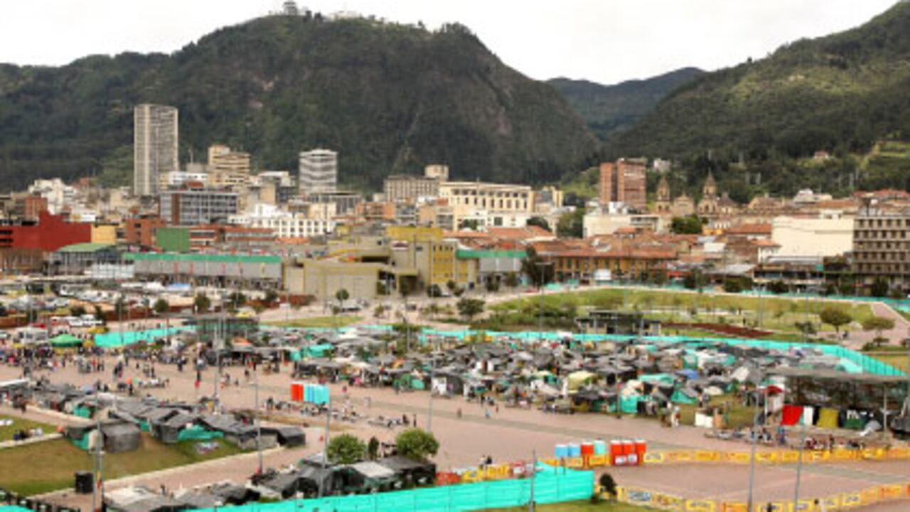 Cuatro meses llevan miles de desplazados en la toma del parque Tercer Milenio, en pleno corazón de Bogotá. Dicen que no se moverán hasta cuando el gobierno les dé soluciones reales. La situación sanitaria y de seguridad es complicada. Dos niñas fueron violadas