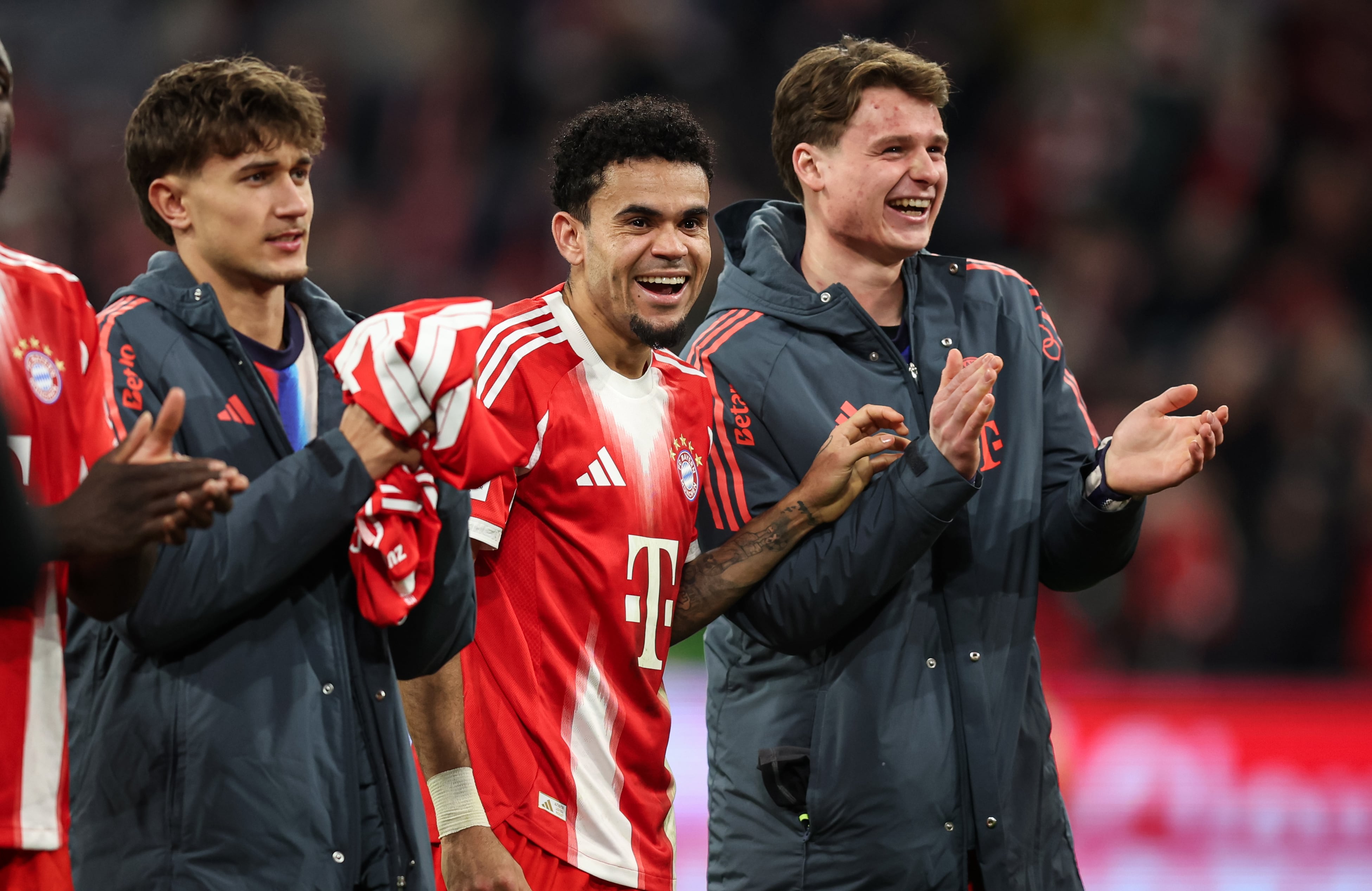 Luis Díaz celebrando luego de que Bayern Múnich goleara a Hoffenheim en Bundesliga.