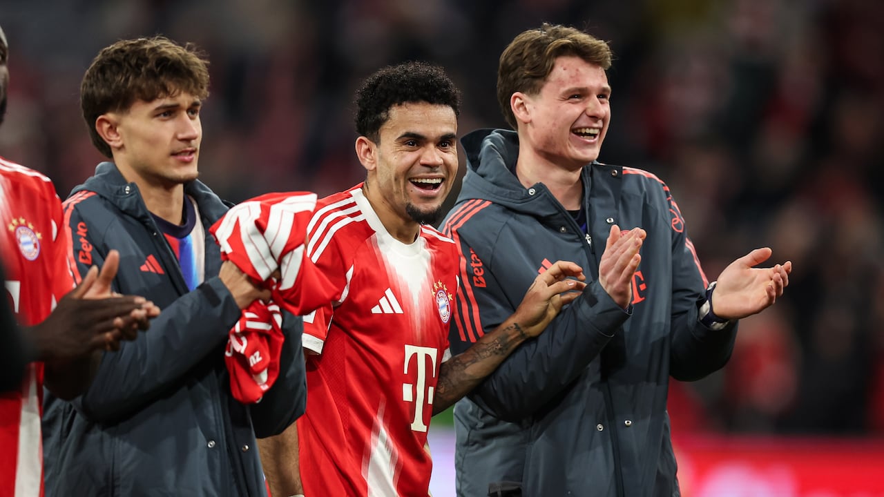 Luis Díaz celebrando luego de que Bayern Múnich goleara a Hoffenheim en Bundesliga.