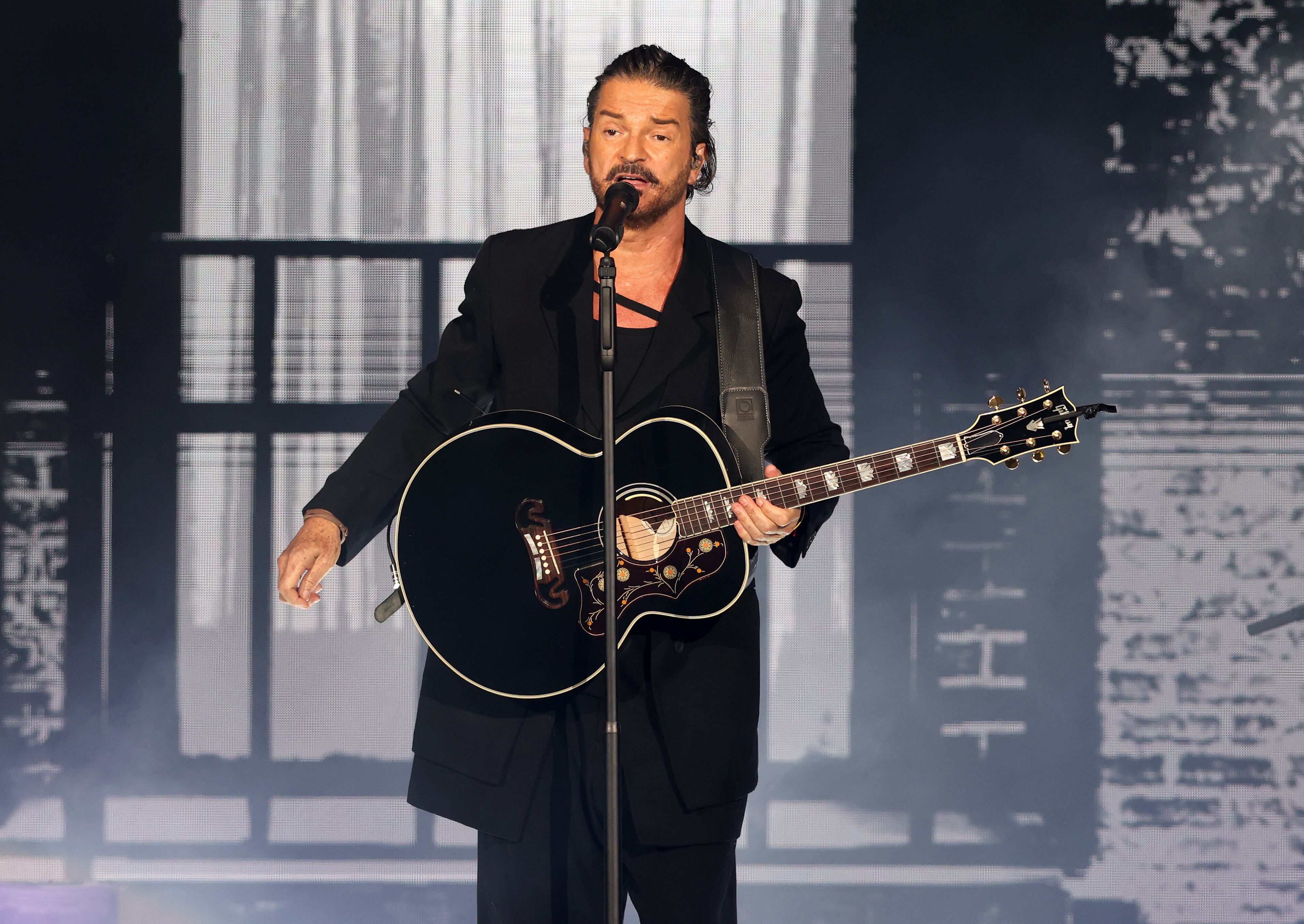 MIAMI, FL - 4 DE JUNIO: El músico Ricardo Arjona actúa durante la gira Blanco y Negro en FTX Arena el 4 de junio de 2022 en Miami, Florida. (Foto de Alejandro Tamargo/Getty Images)