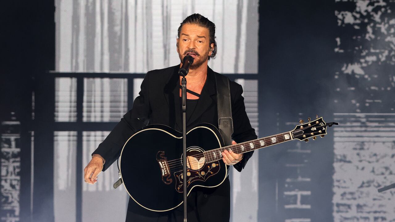 El músico Ricardo Arjona actúa durante la gira Blanco y Negro en FTX Arena el 4 de junio de 2022 en Miami, Florida. (Foto de Alejandro Tamargo/Getty Images)