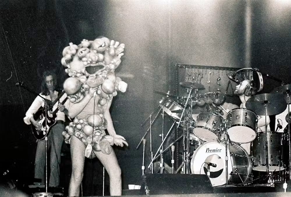 Genesis (con Peter Gabriel disfrazado) actuando en noviembre de 1974. tony morelli/Wikimedia Commons, CC BY-SA