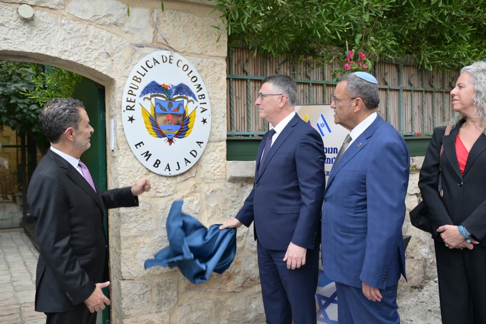 Omar Bula y Gideon Saar inauguraron la embajada.