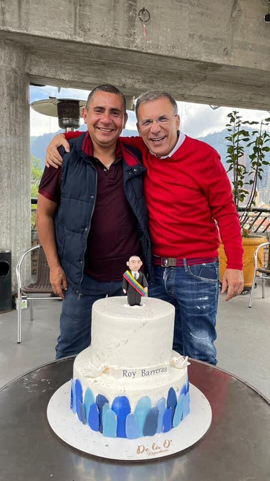 John Jairo Uribe participó en una celebración de cumpleaños que le hizo el equipo de trabajo a Roy Barreras.
