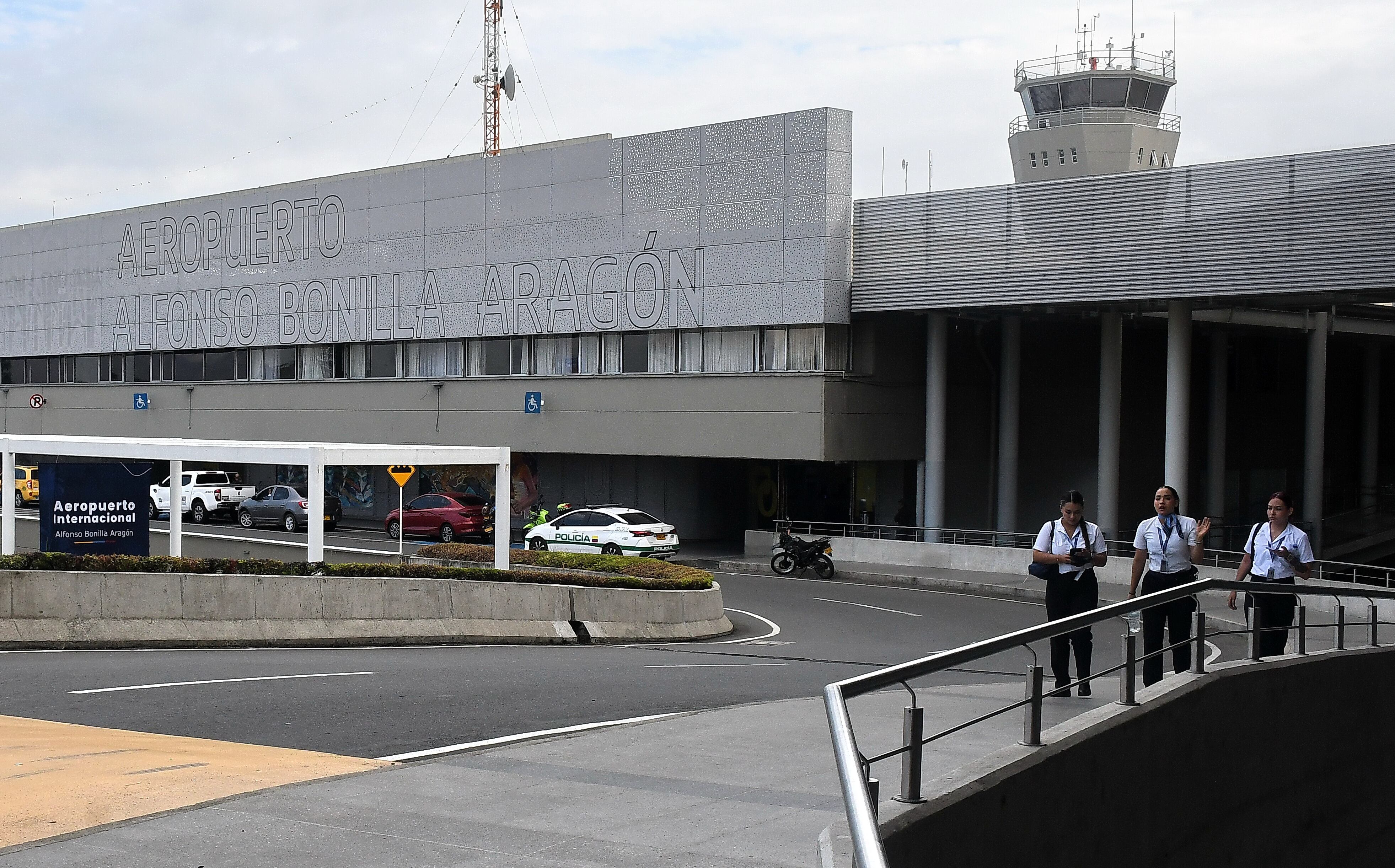 Cali:  El Aeropuerto Alfonso Bonilla Aragón cambia de operador a partir de la fecha será administrado por la  Aeronáutica Civil, quien asumirá directamente la operación de la terminal aérea más importante del suroccidente colombiano.