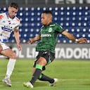El mediocampista argentino de Nacional Juan Fernando Alfaro (i) y el mediocampista del Atlético Nacional Robert Mejía (d) luchan por el balón durante el partido de ida de la segunda ronda de la Copa Libertadores entre Nacional de Paraguay y Atlético Nacional de Colombia en el estadio Defensores del Chaco en Asunción en febrero 21 de diciembre de 2024. (Foto de NORBERTO DUARTE / AFP)