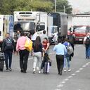 Ciudadanos deciden caminar con sus maletas hasta el aeropuerto, ante el bloqueo de las vías por el paro camionero.