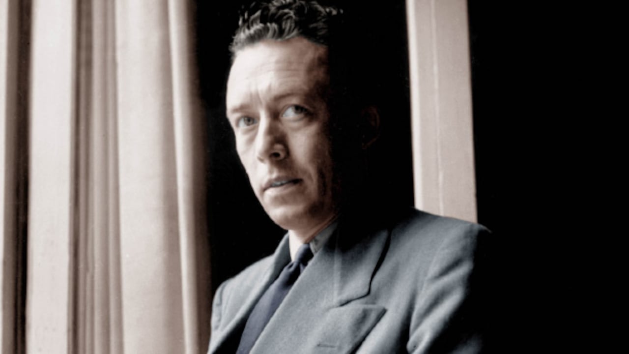 Camus nació en Argelia en 1913 y murió en Francia en 1960, en un accidente automóvilistico.