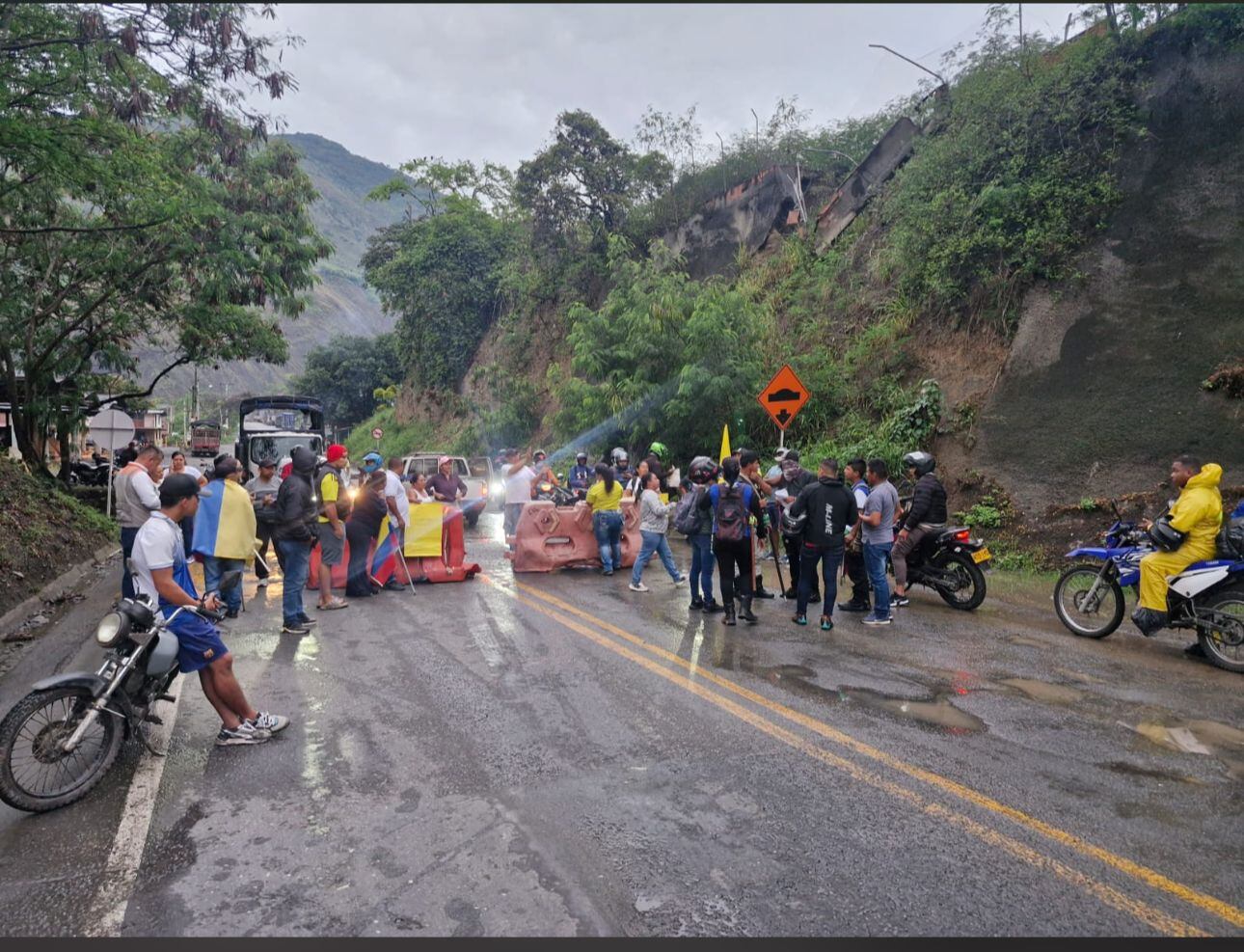 Comunidad de Loboguerrero bloquea vía Nacional exigiendo reubicación y atención en salud
