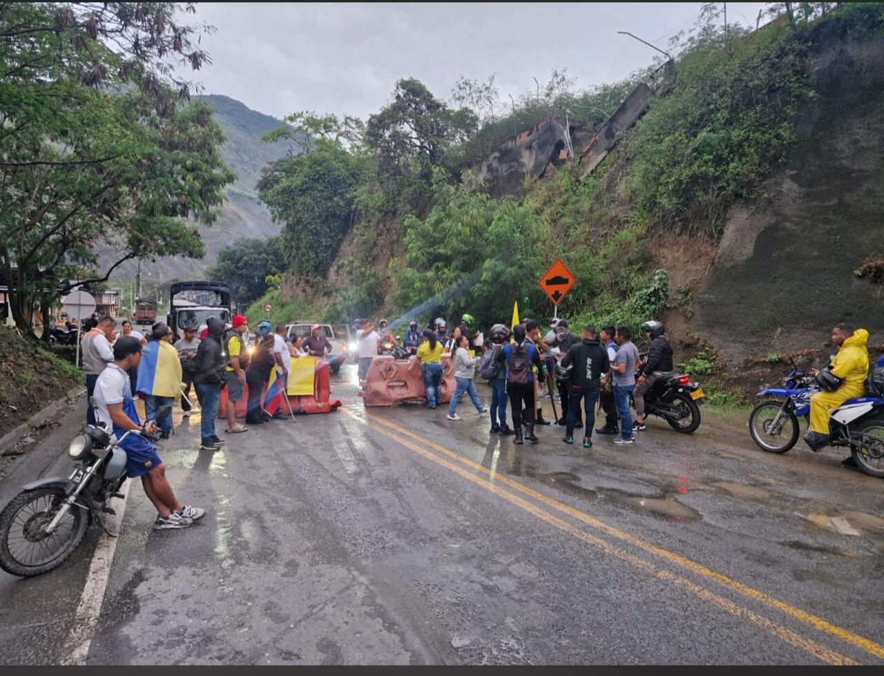 Comunidad de Loboguerrero bloquea vía Nacional exigiendo reubicación y atención en salud