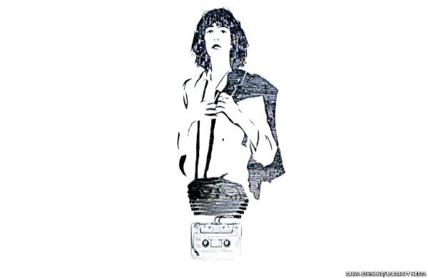 La portada del álbum de 1975 de la cantautora Patti Smith, Horses, tenía una fotografía hecha por Robert Mapplethorpe, aquí recreada por Simmons.