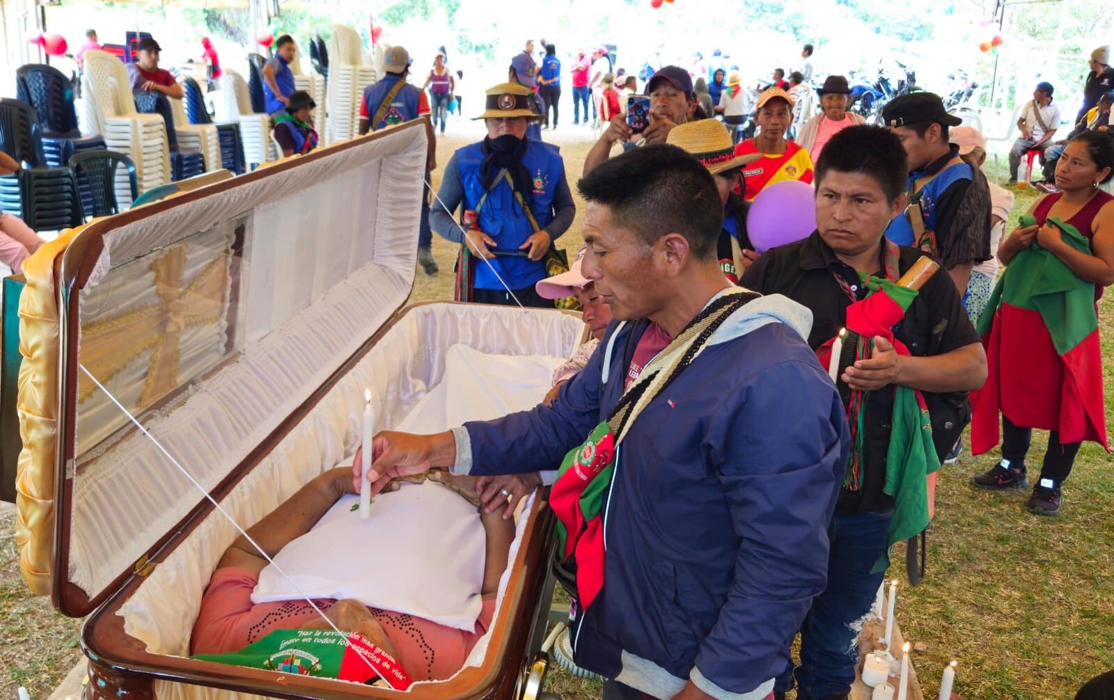 Cada miembro de la comunidad se acerca al cuerpo de Carmelina Yule y posa una vela sobre él, para luego dejarla encendida sobre una tabla.

Foto: Raúl Palacio