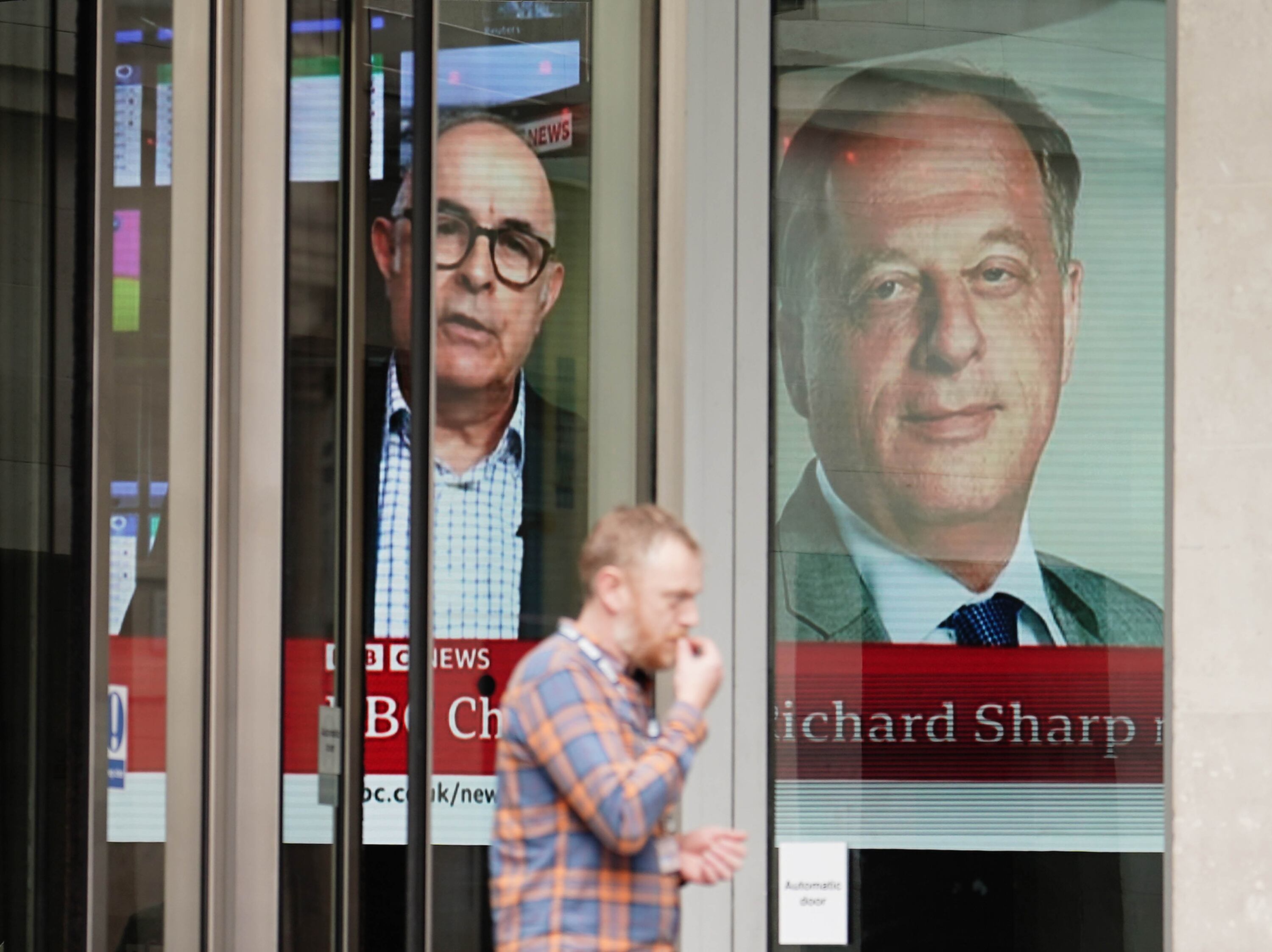Afueras de las oficinas de la BBC tras la renuncia de Richard Sharp.