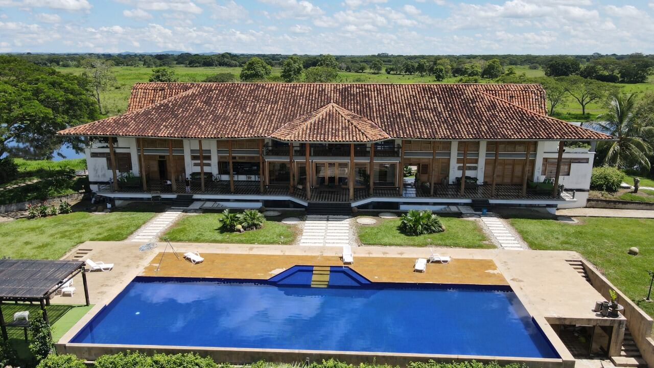 Los bienes de alias Monoleche que tienen un avalúo catastral cercano a los 6.000 millones de pesos, serán entregados por la Dirección de Justicia Transicional de la Fiscalía General de la Nación.