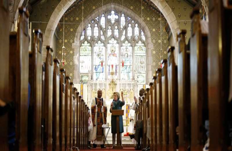  La precandidata demócrata Hillary Clinton habla durante un evento en la Iglesia Africana Episcopal en St. Thomas, Philadelphia.