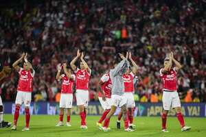 Santa Fe saluda a su público tras la victoria ante Once Caldas por la fecha 4 de los cuadrangulares.