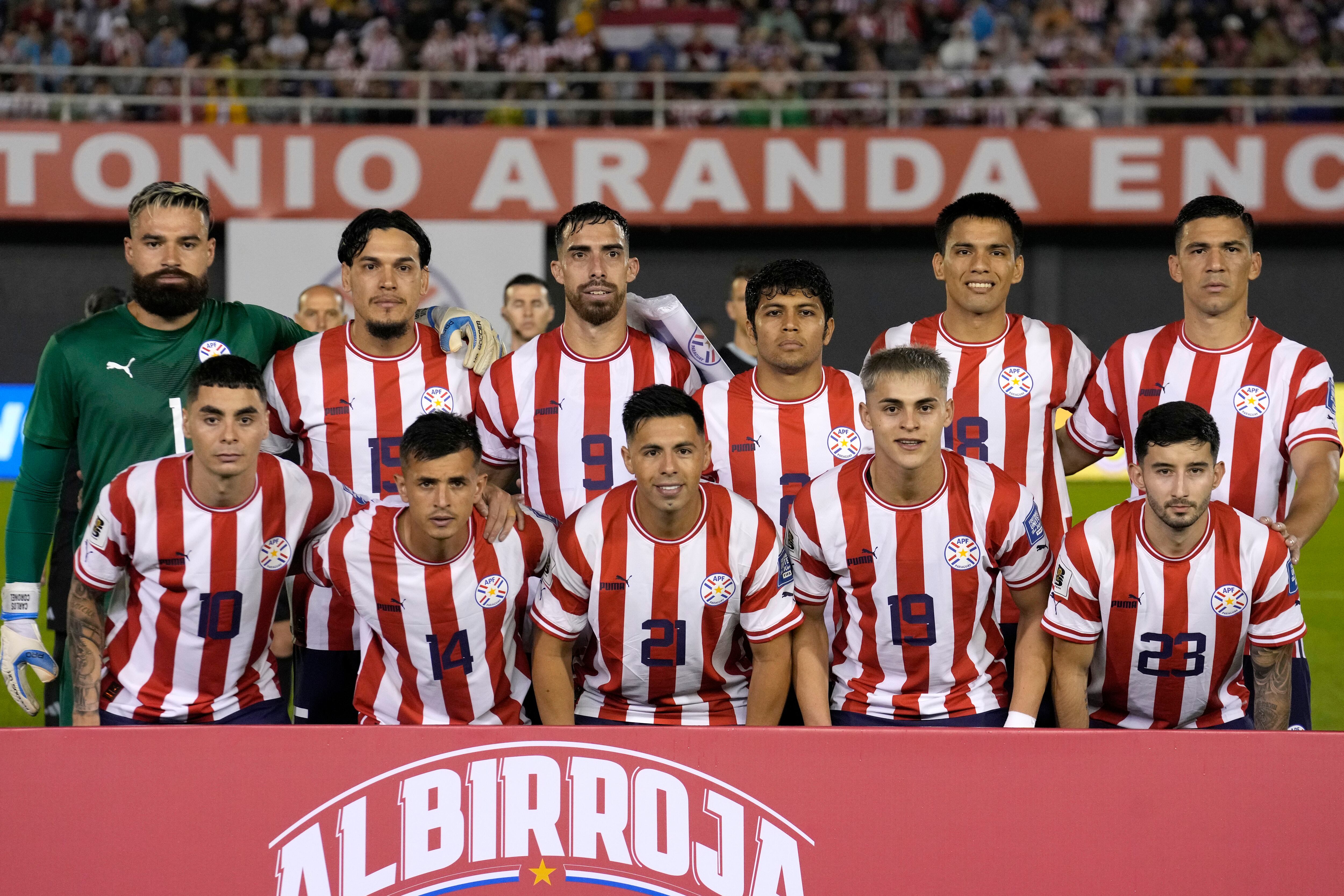 El once titular de Paraguay previo al partido contra Perú por las eliminatorias del Mundial, el jueves 7 de septiembre de 2023, en Ciudad del Este. (AP Foto/Jorge Sáenz)