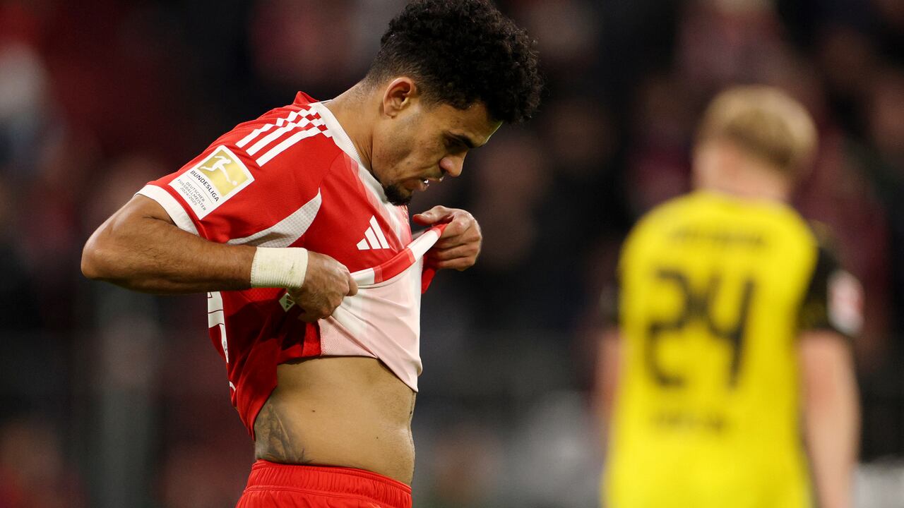 Luis Díaz se lamenta en medio del clásico con Bayern Múnich vs. Borussia Dortmund