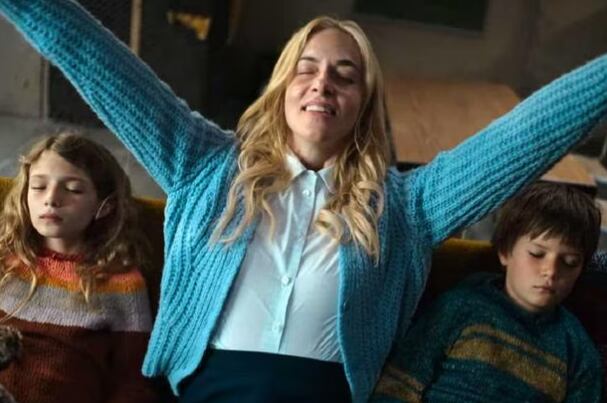 La serie cuenta con 6 capítulos de 45 minutos.