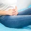 Si se perciben los síntomas de la cistitis se recomienda consultar con un médico.