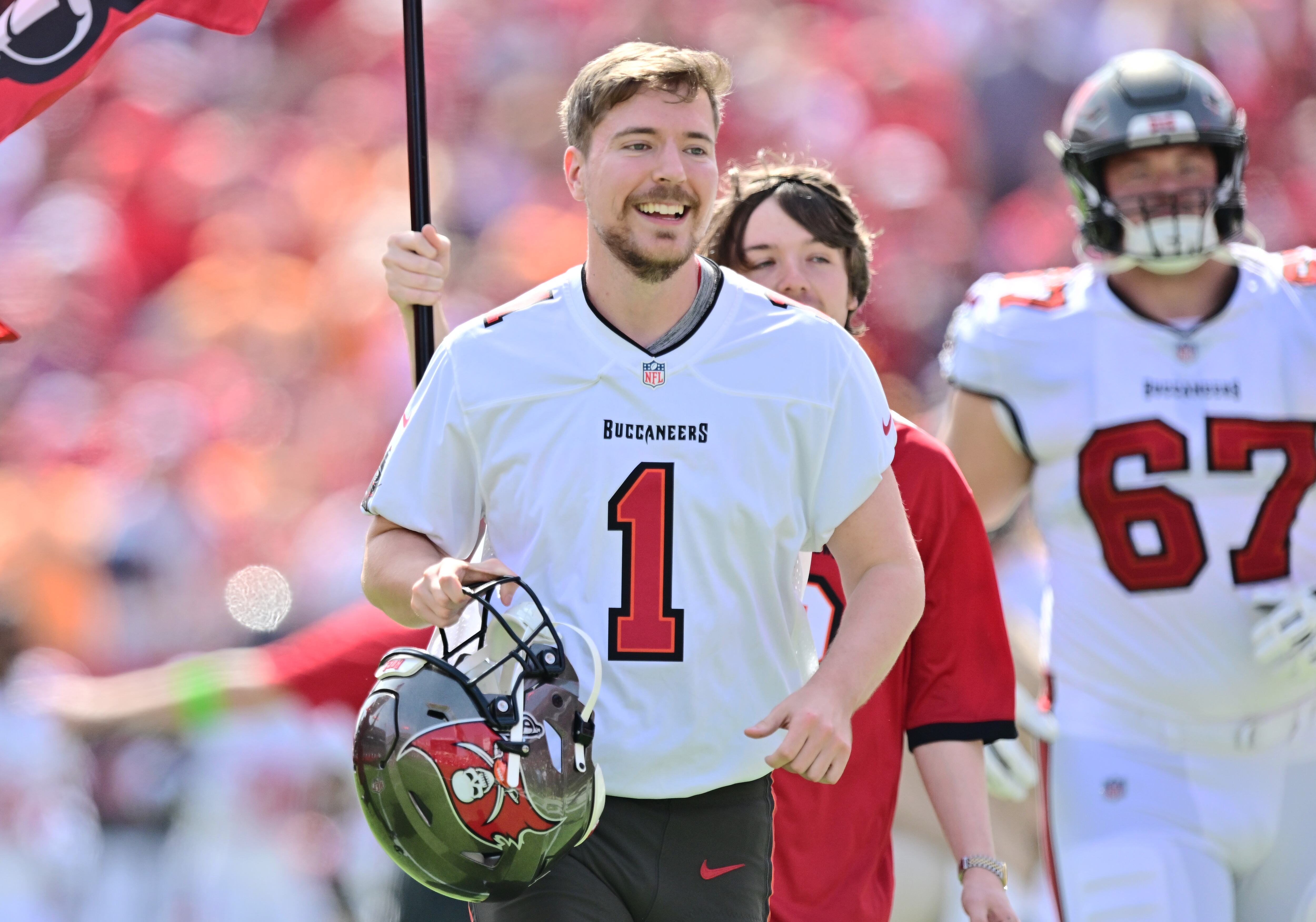 : La personalidad de Youtube MrBeast corre al campo antes de un juego entre los Tampa Bay Buccaneers y los Atlanta Falcons en el estadio Raymond James el 22 de octubre de 2023 en Tampa, Florida.
