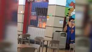 Lugar del incendio en el centro comercial Portal del Prado.