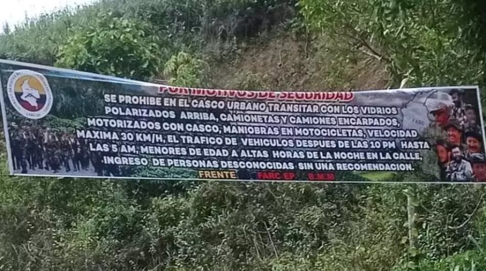Pasacalle instalado por el frente 33 de las disidencias de las Farc en el Catatumbo.