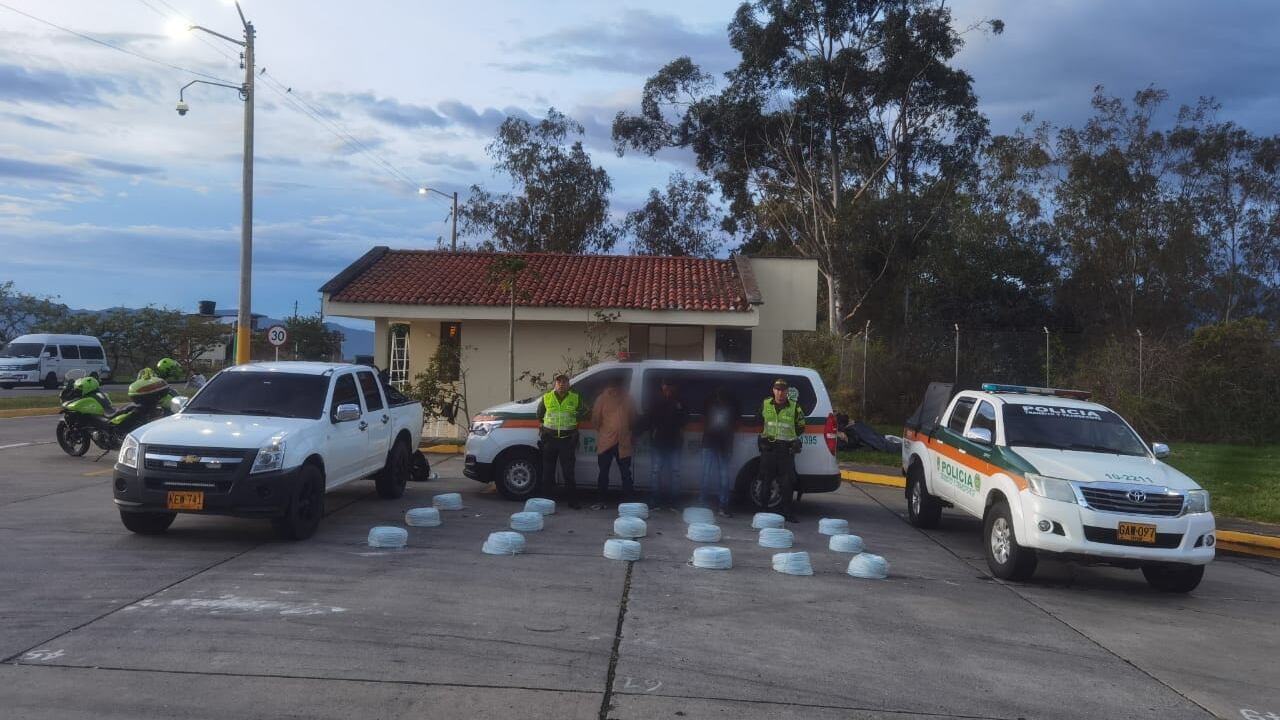 Al interior del vehículo se encontraban 18 rollos con 250 metros de cordón detonante cada uno.