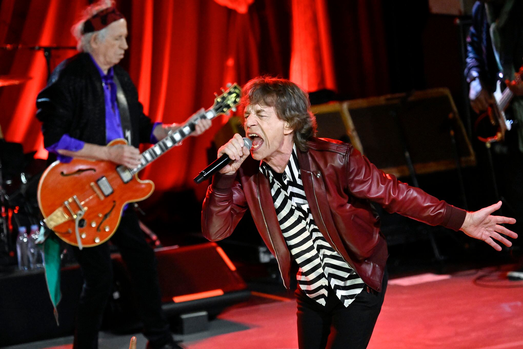 Mick Jagger, derecha, y Keith Richards de The Rolling Stones actúan durante la celebración del lanzamiento de su nuevo álbum "Hackney Diamonds".