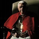 En esta foto de archivo tomada el 7 de diciembre de 2005, la cruz del Papa Benedicto XVI refleja el sol mientras asiste a su tradicional audiencia general semanal en la plaza de San Pedro en el Vaticano. El expontífice Benedicto XVI, de 95 años, está "muy enfermo", dijo el Papa Francisco el 28 de diciembre de 2022 al instar a la gente a orar por él antes de ir a estar a su lado. (Photo by Vincenzo PINTO / AFP)