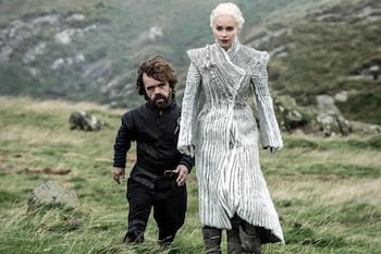 El diseño, con líneas que evocan escamas de dragón, refleja su fuerza, su linaje Targaryen y su voluntad de conquistar incluso en el territorio más hostil.