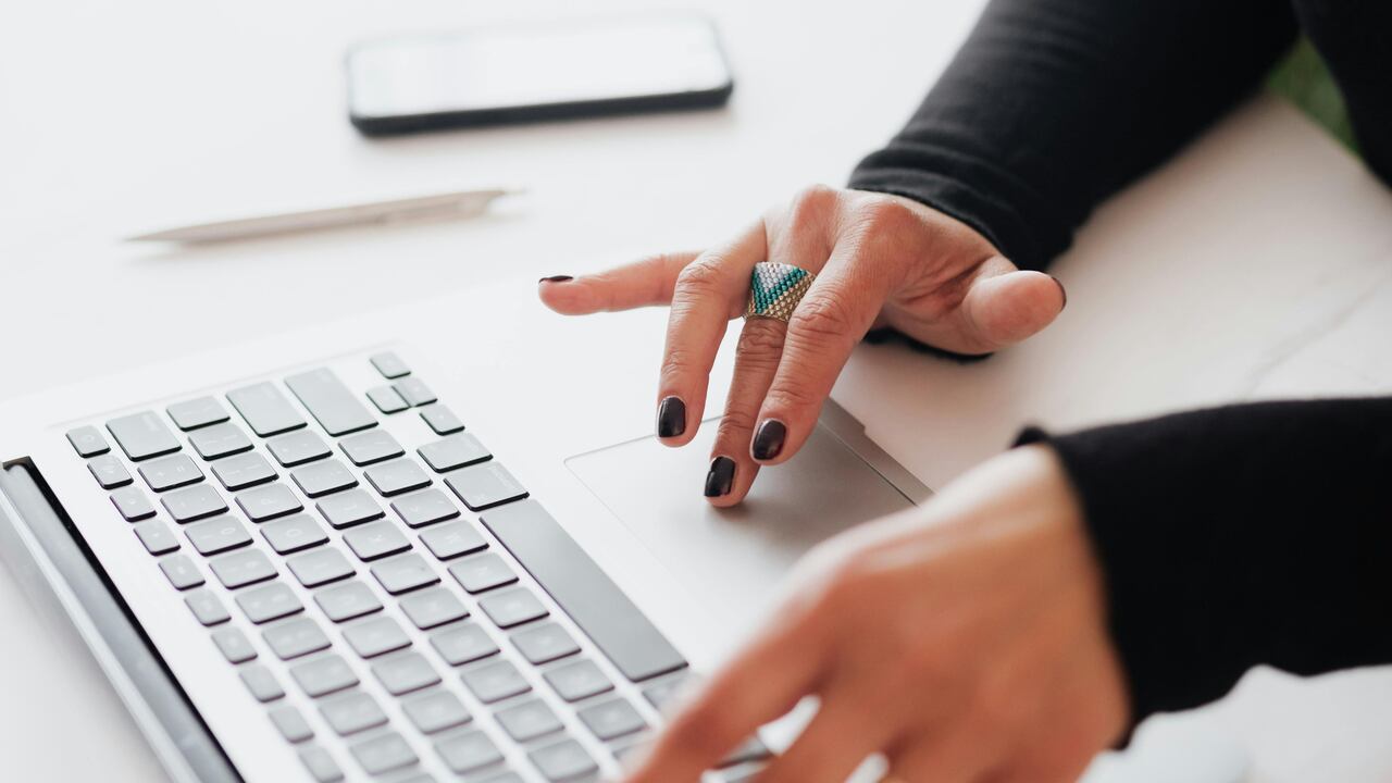 Trabajar los fines de semana permite a los estudiantes concentrarse en sus estudios durante la semana y a aquellos que buscan complementar su ingreso principal, mejorar su situación financiera sin comprometer sus responsabilidades diarias.