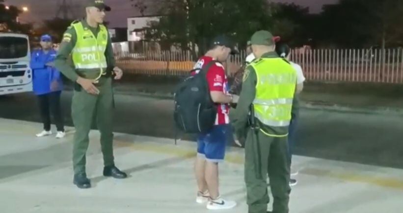 Policías en estaciones de Transmetro.