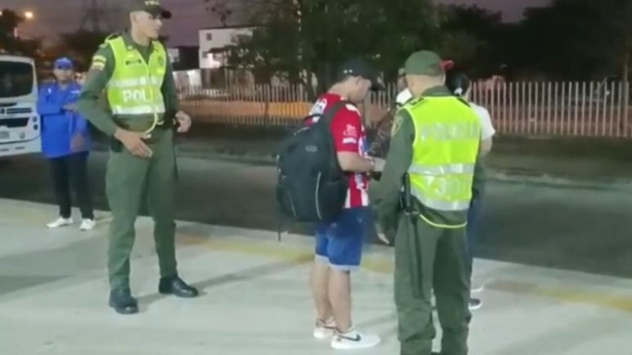 Policías en estaciones de Transmetro.