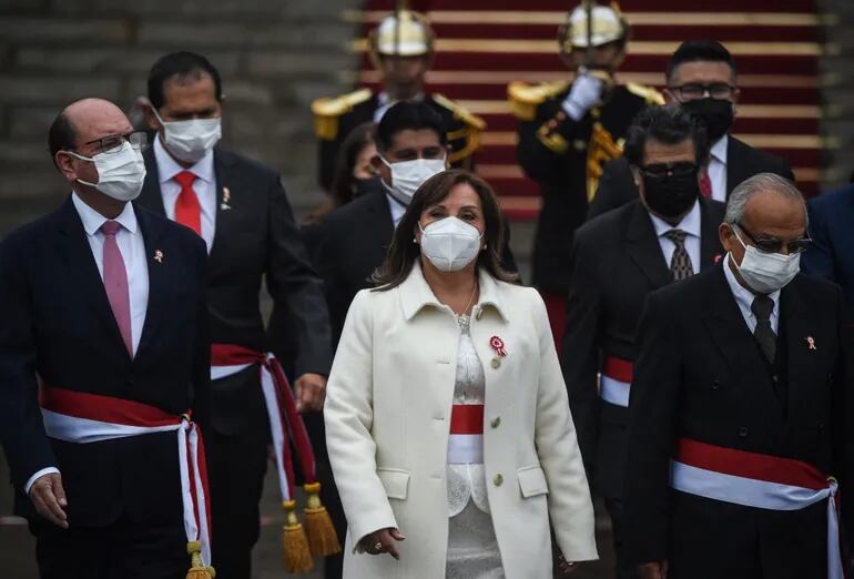 La vicepresidenta de Perú,  Dina Boluarte asistió a una audiencia de la subcomisión de Acusaciones Constitucionales del Congreso, que debe decidir esta semana si procede o no la acusación de presuntas irregularidades administrativas que busca inhabilitar por 10 años a Boluarte, una abogada de 60 años, para ejercer cargos públicos.