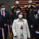 La vicepresidenta de Perú, Dina Boluarte asistió a una audiencia de la subcomisión de Acusaciones Constitucionales del Congreso, que debe decidir esta semana si procede o no la acusación de presuntas irregularidades administrativas que busca inhabilitar por 10 años a Boluarte, una abogada de 60 años, para ejercer cargos públicos.